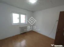 Apartament 3 camere de vanzare.