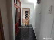 Apartament 3 camere de vanzare. 