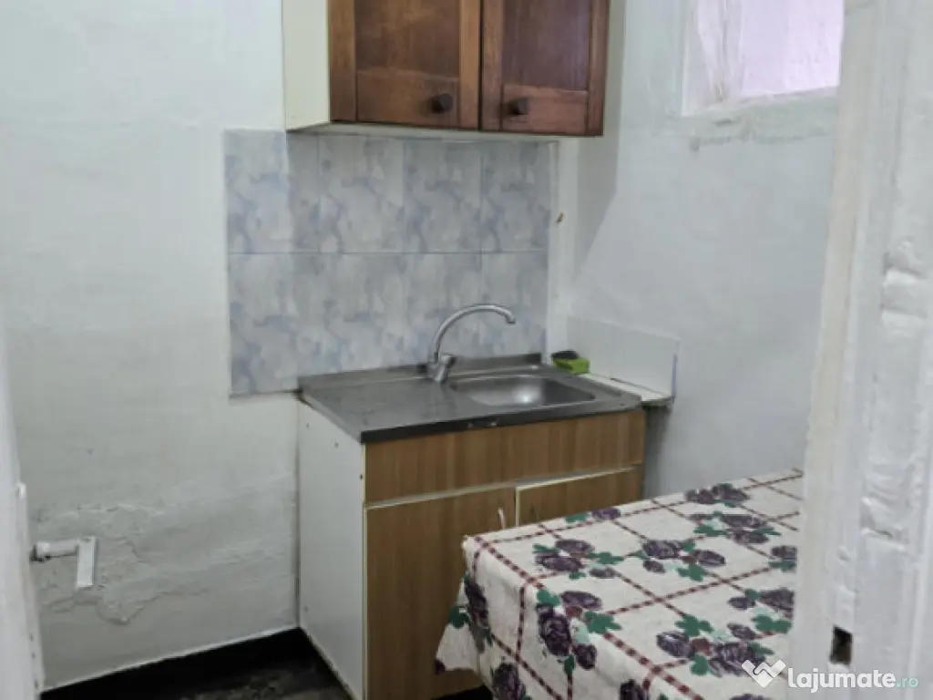 Garsoniera Savinesti spatioasa in zona curată