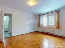 De vânzare: 2 camere, baie cu geam, etaj 2