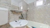 De vânzare: 2 camere, baie cu geam, etaj 2