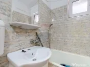 De vânzare: 2 camere, baie cu geam, etaj 2 