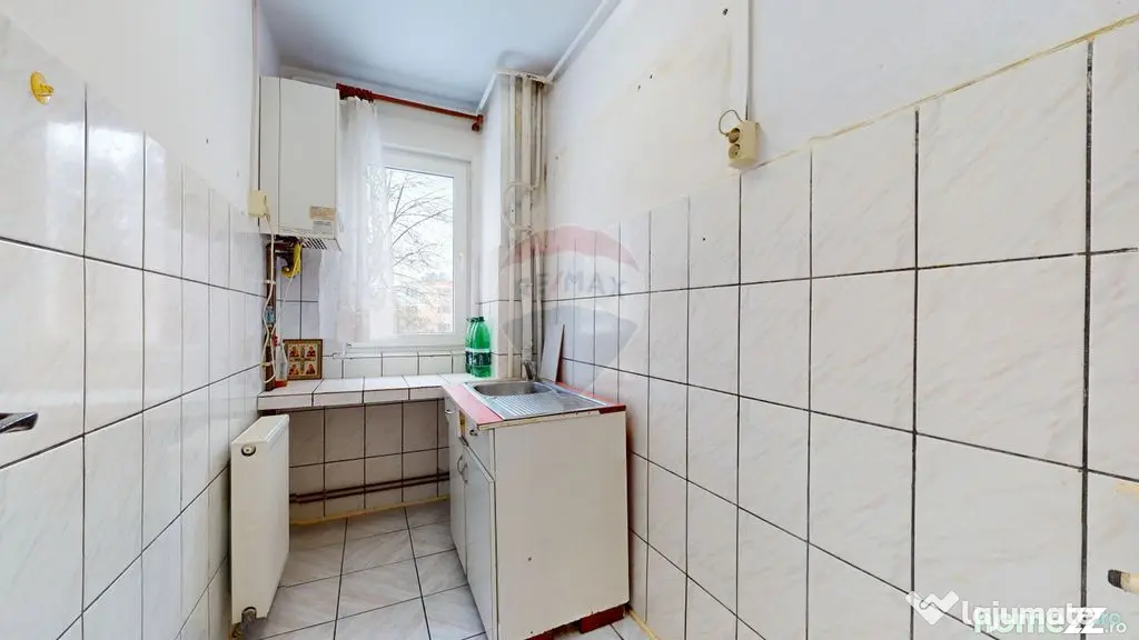 De vânzare: 2 camere, baie cu geam, etaj 2