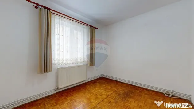 De vânzare: 2 camere, baie cu geam, etaj 2