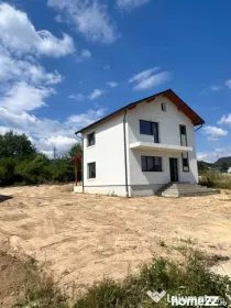 Casă nouă, design modern, teren 500 mp – liniște aproap
