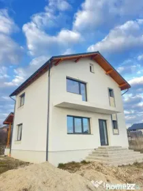 Casă nouă, design modern, teren 500 mp – liniște aproap