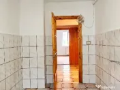 Apartament 3 camere decomandate,etaj 1,loc parcare si boxa,C.Romanului 