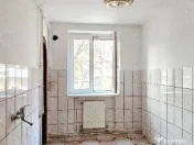 Apartament 3 camere decomandate,etaj 1,loc parcare si boxa,C.Romanului 