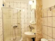 Apartament 3 camere decomandate,etaj 1,loc parcare si boxa,C.Romanului 