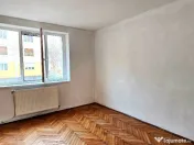 Apartament 3 camere decomandate,etaj 1,loc parcare si boxa,C.Romanului 