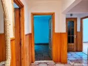 Apartament 3 camere decomandate,etaj 1,loc parcare si boxa,C.Romanului 