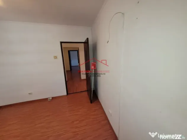 Apartament 3 camere cu centrala pe gaz !