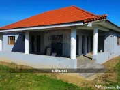 Casă cu 4 camere de vânzare 