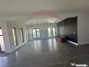 Casă cu 4 camere de vânzare 