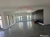 Casă cu 4 camere de vânzare 