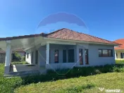 Casă cu 4 camere de vânzare 