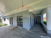 Casă cu 4 camere de vânzare 