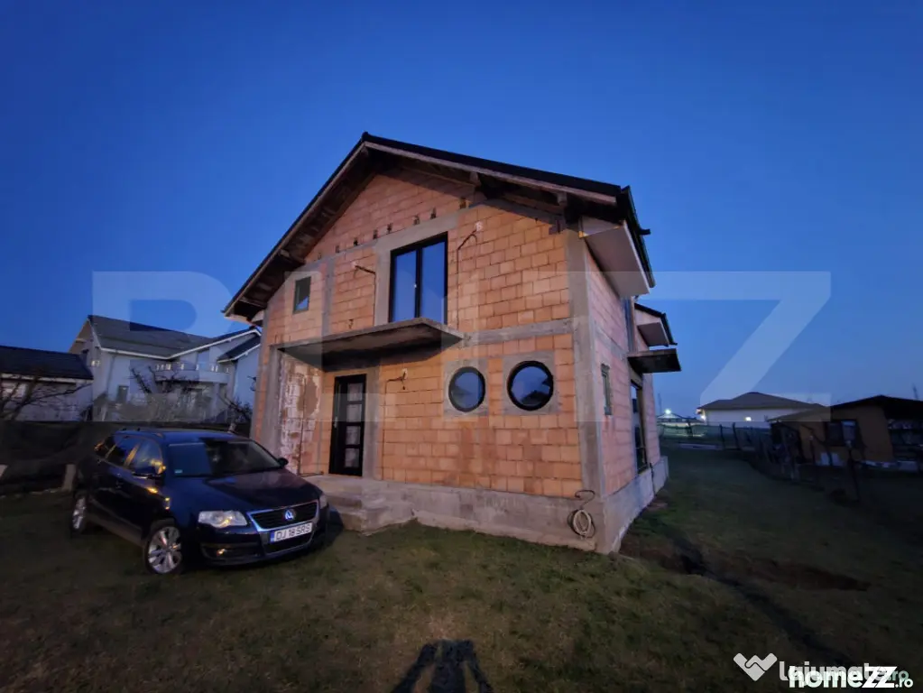 Casa la rosu, P+M, 120 mpu, teren 800 mp, zona Simnicu de su - Simnicu De Sus (Dolj)
