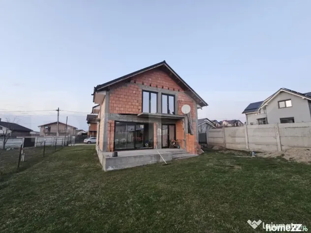 Casa la rosu, P+M, 120 mpu, teren 800 mp, zona Simnicu de su - Simnicu De Sus (Dolj)