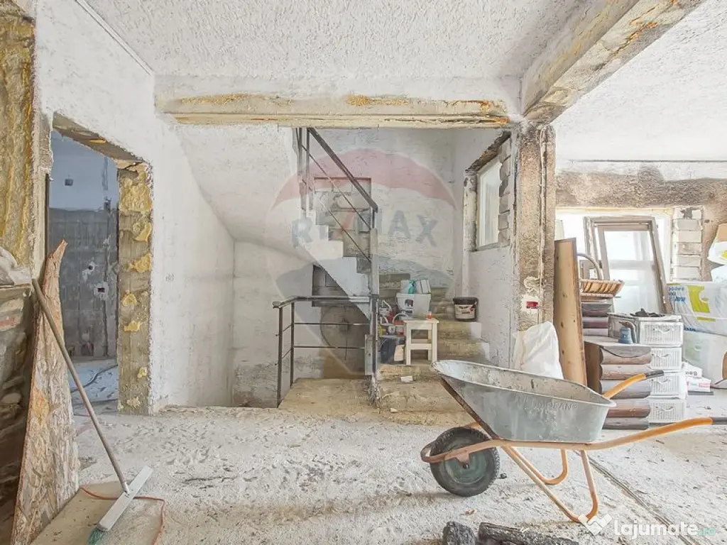 Pensiune în renovare + Casă lemn, priveliște superbă,...