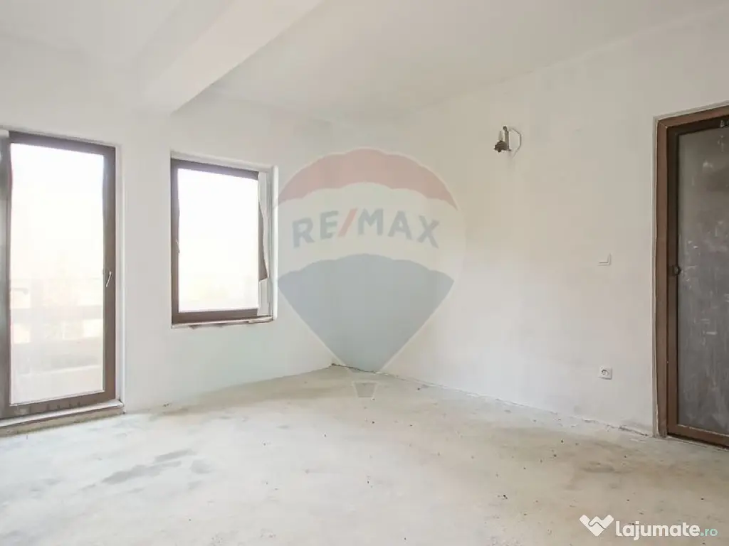 Pensiune în renovare + Casă lemn, priveliște superbă,...