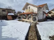 Casă mobilată, cu garaj și foișor – Zonă liniștită 