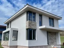 Casa de vânzare la intrare în Corpadea la drumul național