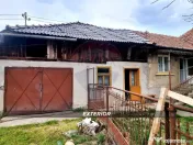 Casă din cărămidă cu teren generos de 2460 mp și ane... 