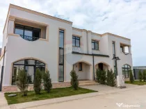 Casă / Vilă de lux cu 5 camere de vânzare în zona Sud...