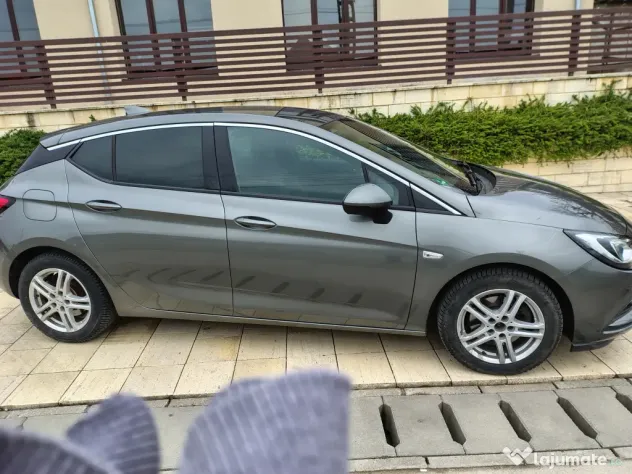 Opel astra Vând sau schimb cu Zafira C și cu defecte