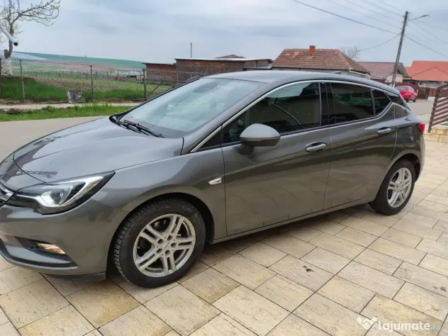 Opel astra Vând sau schimb cu Zafira C și cu defecte
