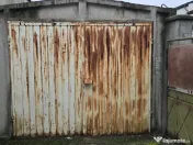 Garaj de beton cu usi metalice 