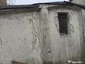 Garaj de beton cu usi metalice 