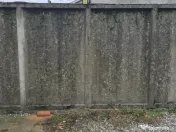 Garaj de beton cu usi metalice 