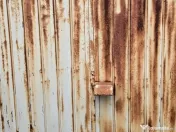 Garaj de beton cu usi metalice 