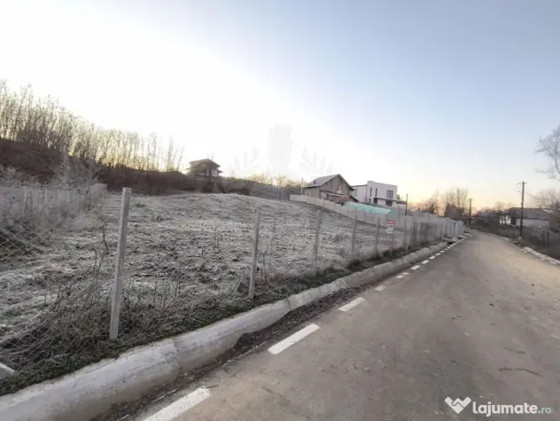 TEREN INTRAVILAN//COM. PLOPU//1300//2700 MP