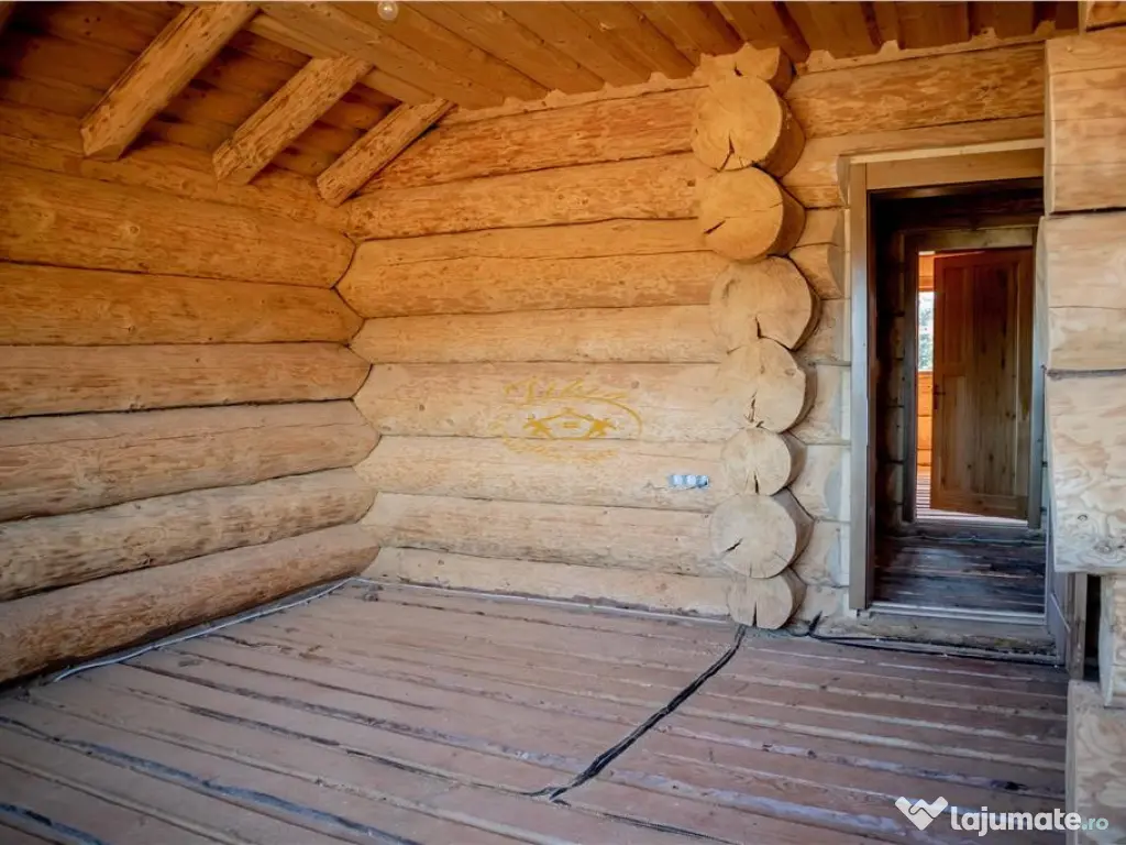 Casa din lemn rotund (Izvoru Muresului, str. Garii)