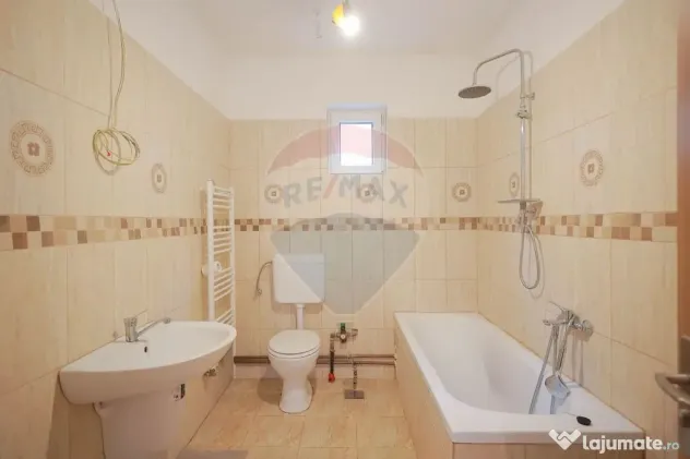 De vânzare teren 2.440 mp cu casă, asfalt și utilită?...