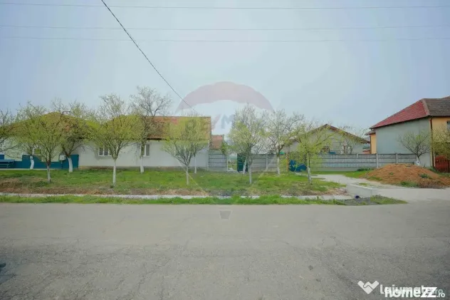De vânzare teren 2.440 mp cu casă, asfalt și utilită?...