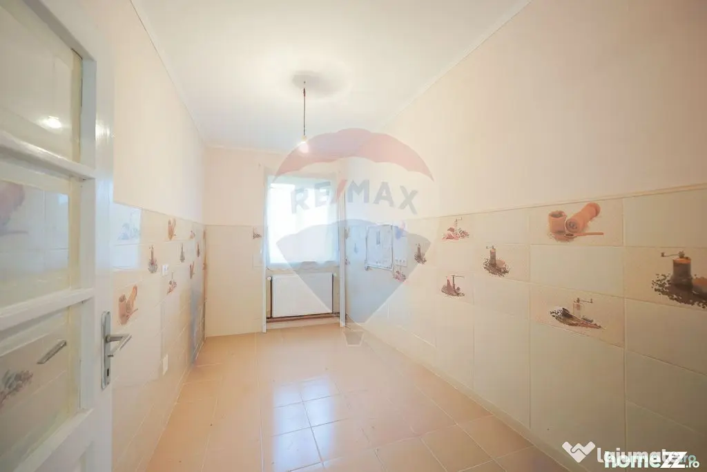 De vânzare teren 2.440 mp cu casă, asfalt și utilită?...
