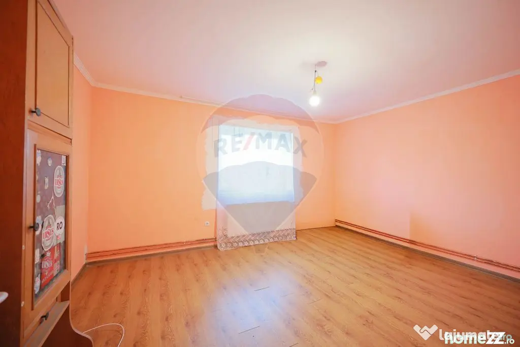 De vânzare teren 2.440 mp cu casă, asfalt și utilită?...