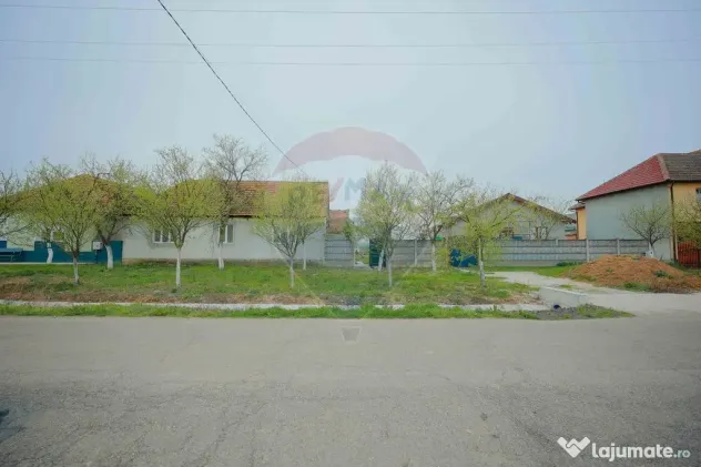 De vânzare teren 2.440 mp cu casă, asfalt și utilită?...