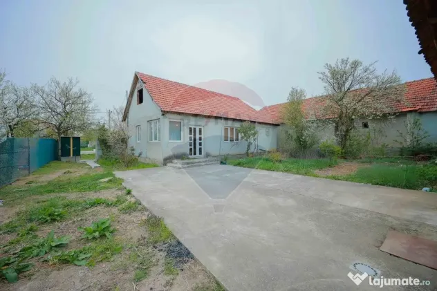 De vânzare teren 2.440 mp cu casă, asfalt și utilită?...