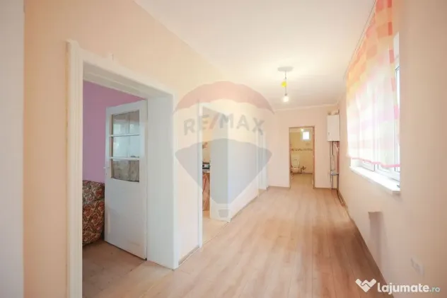 De vânzare teren 2.440 mp cu casă, asfalt și utilită?...