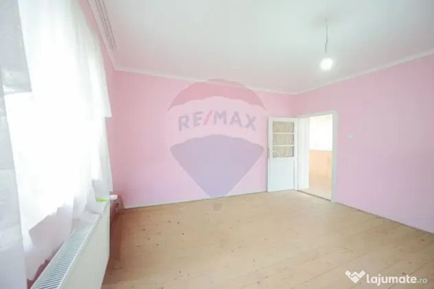De vânzare teren 2.440 mp cu casă, asfalt și utilită?...