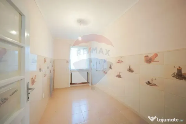 De vânzare teren 2.440 mp cu casă, asfalt și utilită?...