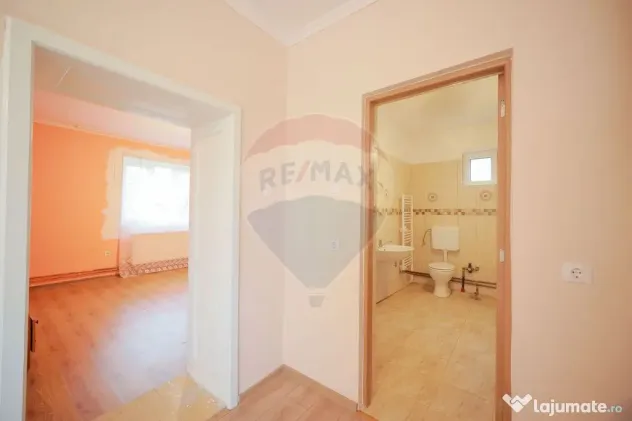 De vânzare teren 2.440 mp cu casă, asfalt și utilită?...
