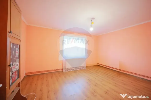 De vânzare teren 2.440 mp cu casă, asfalt și utilită?...