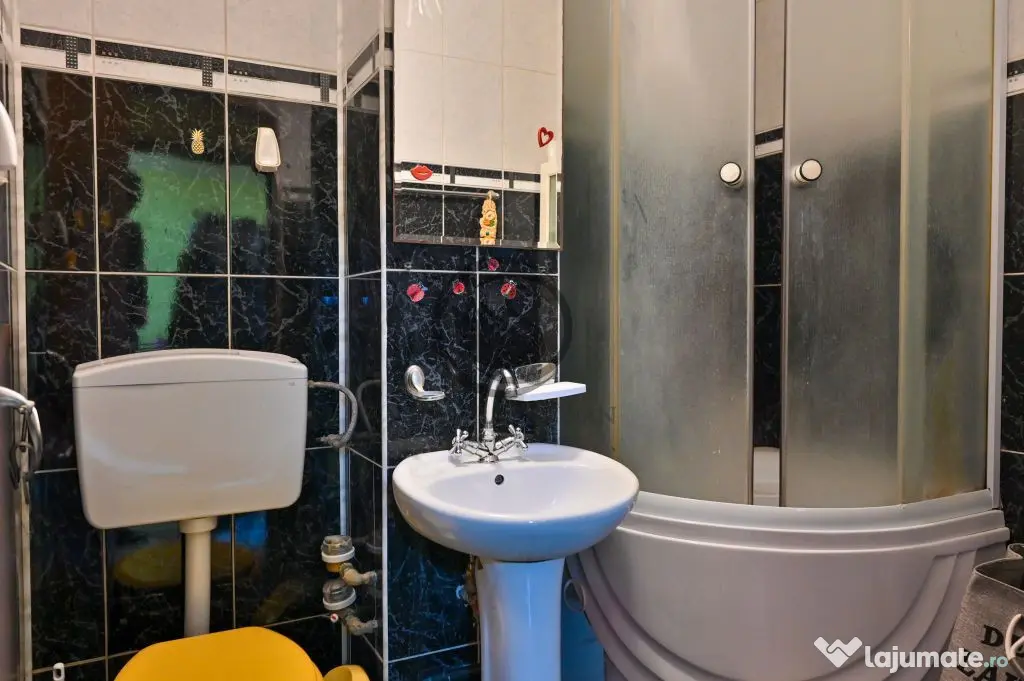Apartament cu 3 camere de vanzare | Mobilat | Malu Rosu |...