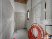 Se preda finisata - 4 bai - 3 dormitoare - curte - parcare - 